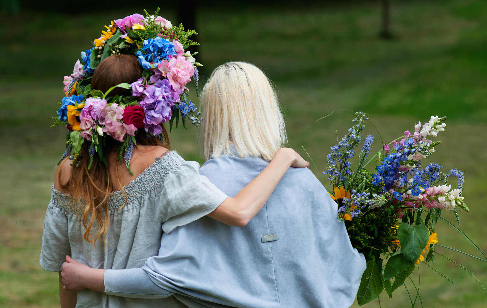 resibo_pielęgnacja włosów dwie kobiety odwrócone w wianku i z kwiatami