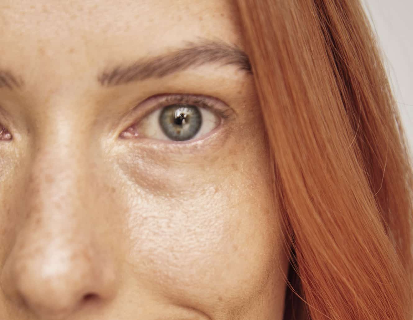 zblizenie oka i skory pod oczami rudej kobiety