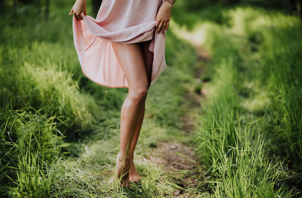 kobieta nogi las rozowa sukienka