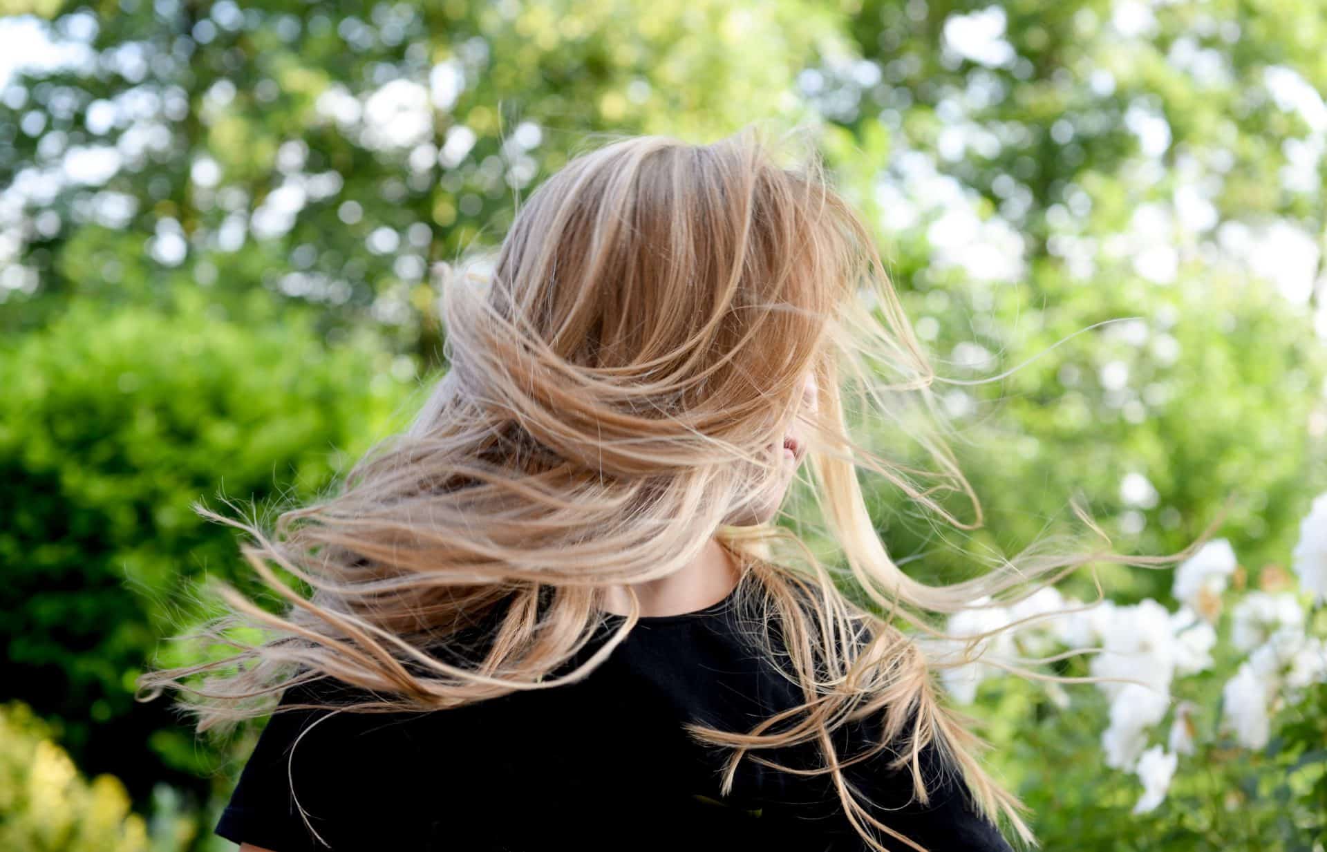 proteinowanie wlosow blog resibo kobieta blond wlosy tylem rozwiane na lonie natury
