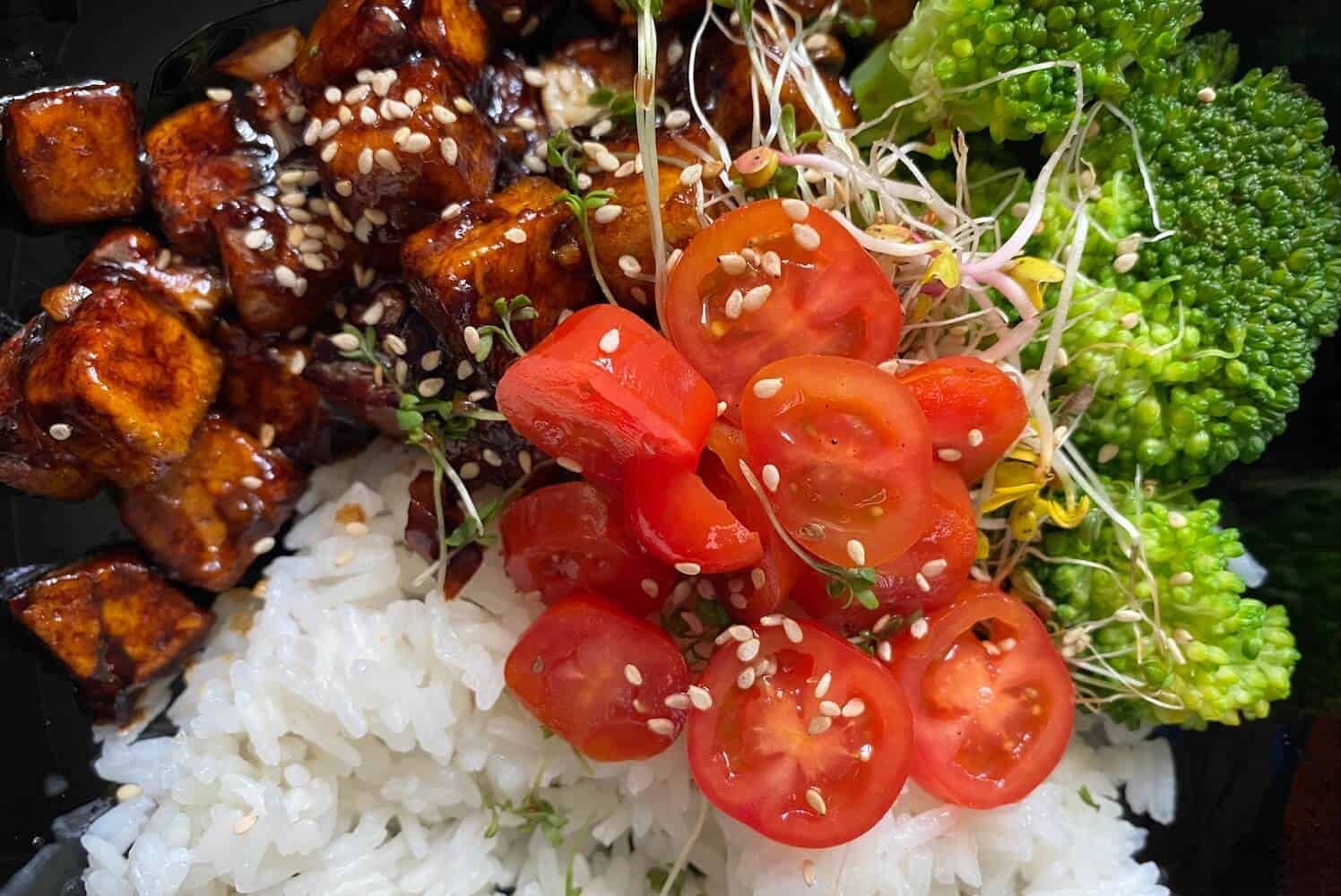 kompozycja wegański obiad tofu ryż brokuł pomidorki