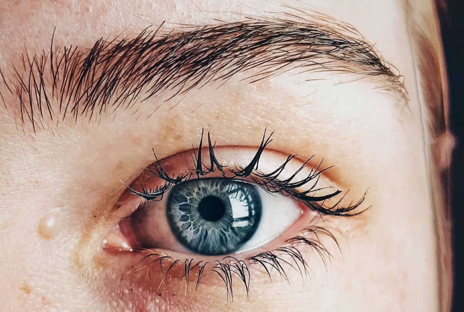 sucha skóra pod oczami resibo zbliżenie oka