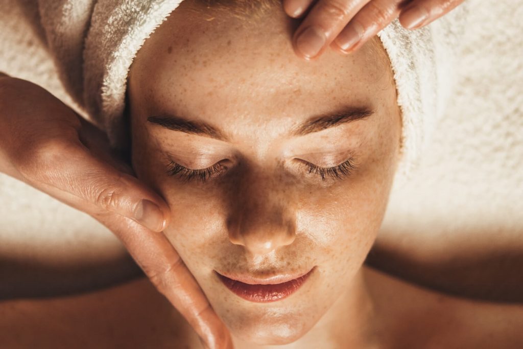 zrelaksowana twarz kobiety podczas masażu